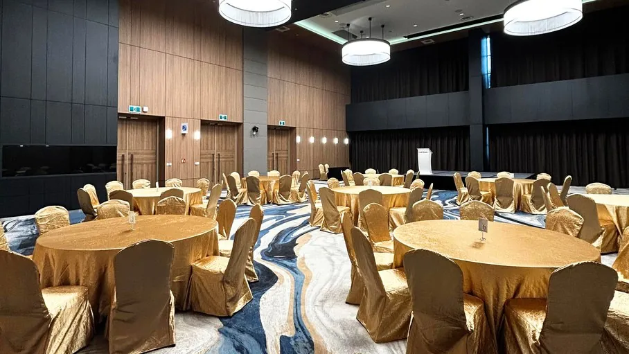 Gold linen banquet set-up