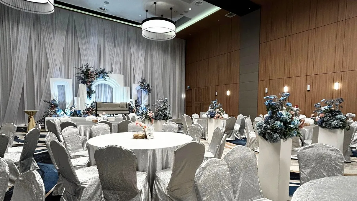 Silver linen and blue florals at a reception stage