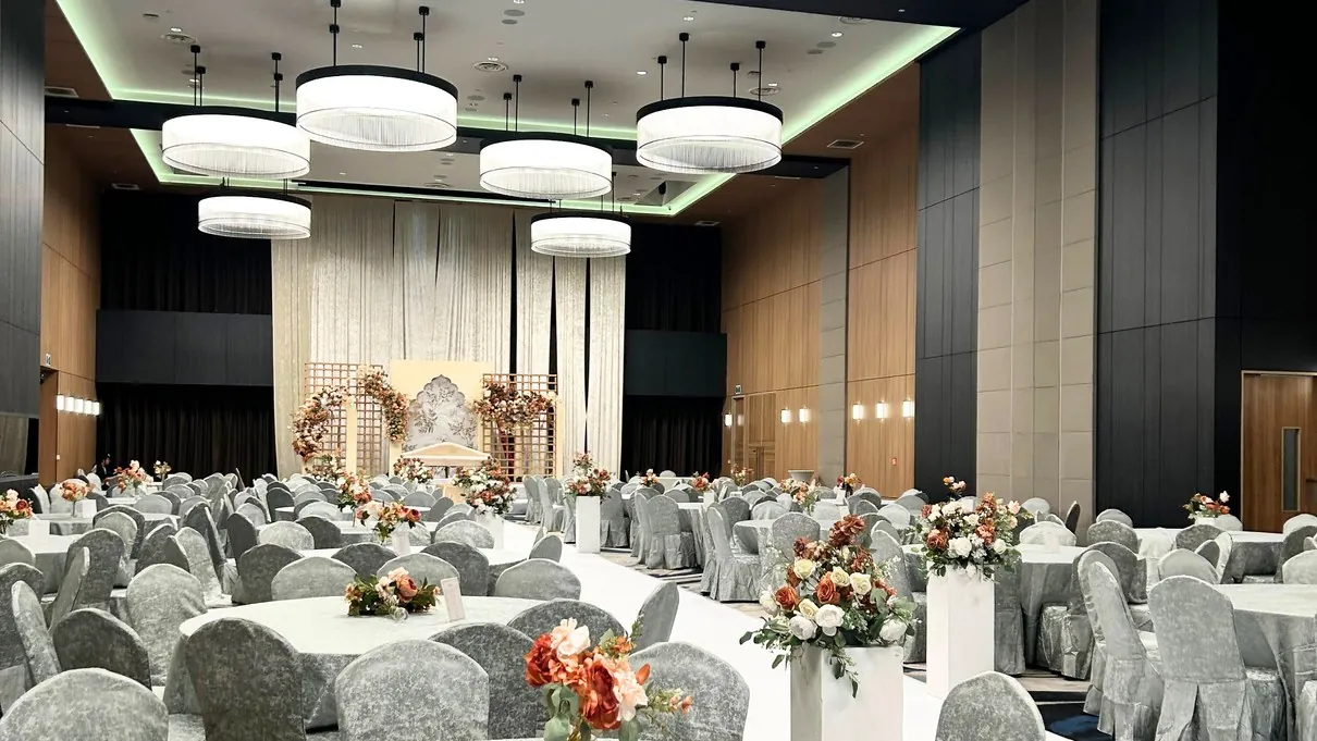 The pillarless Grand Ballroom set for a wedding